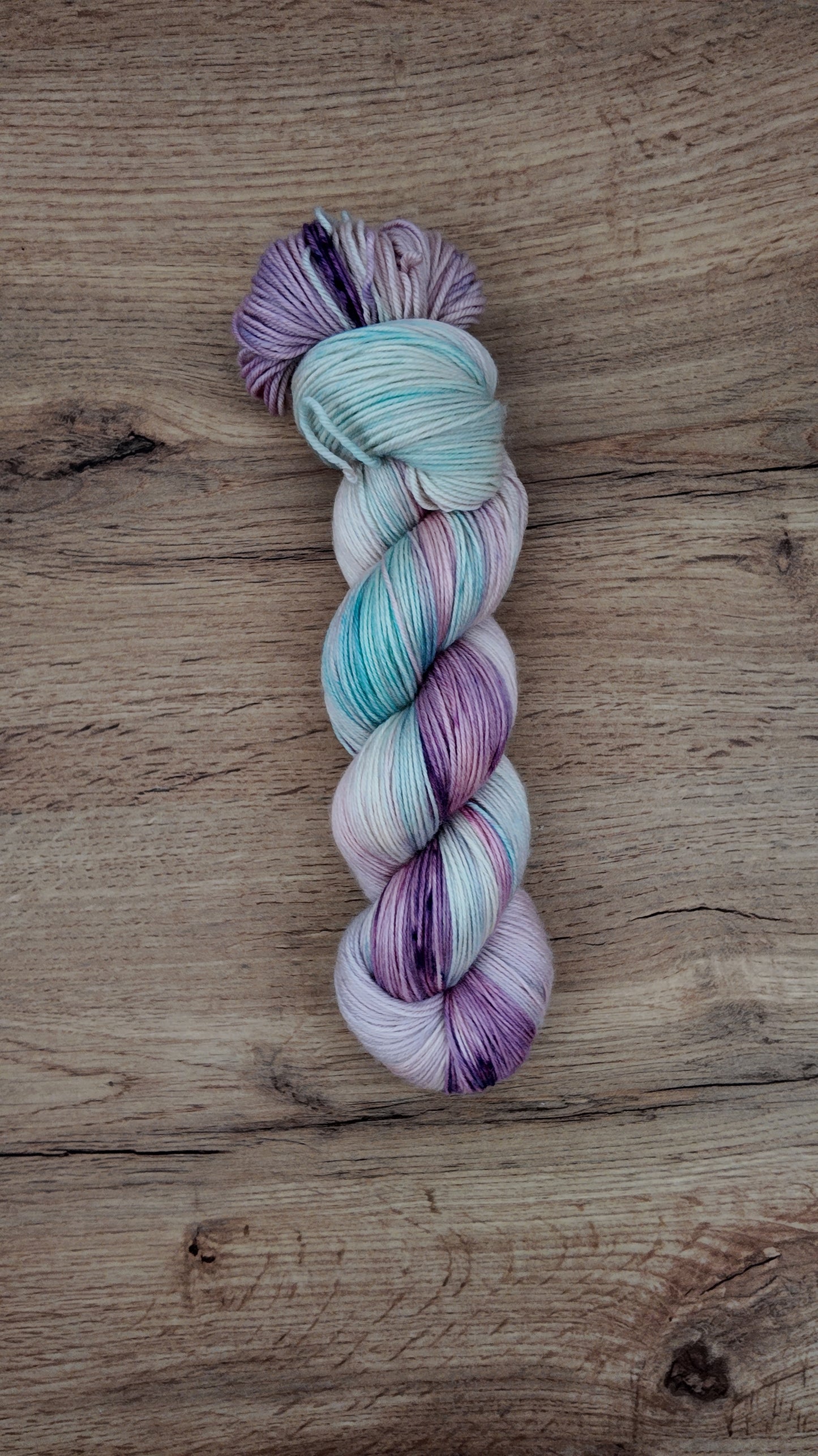 Écheveaux de laine teints à la main • Le Chicaneur