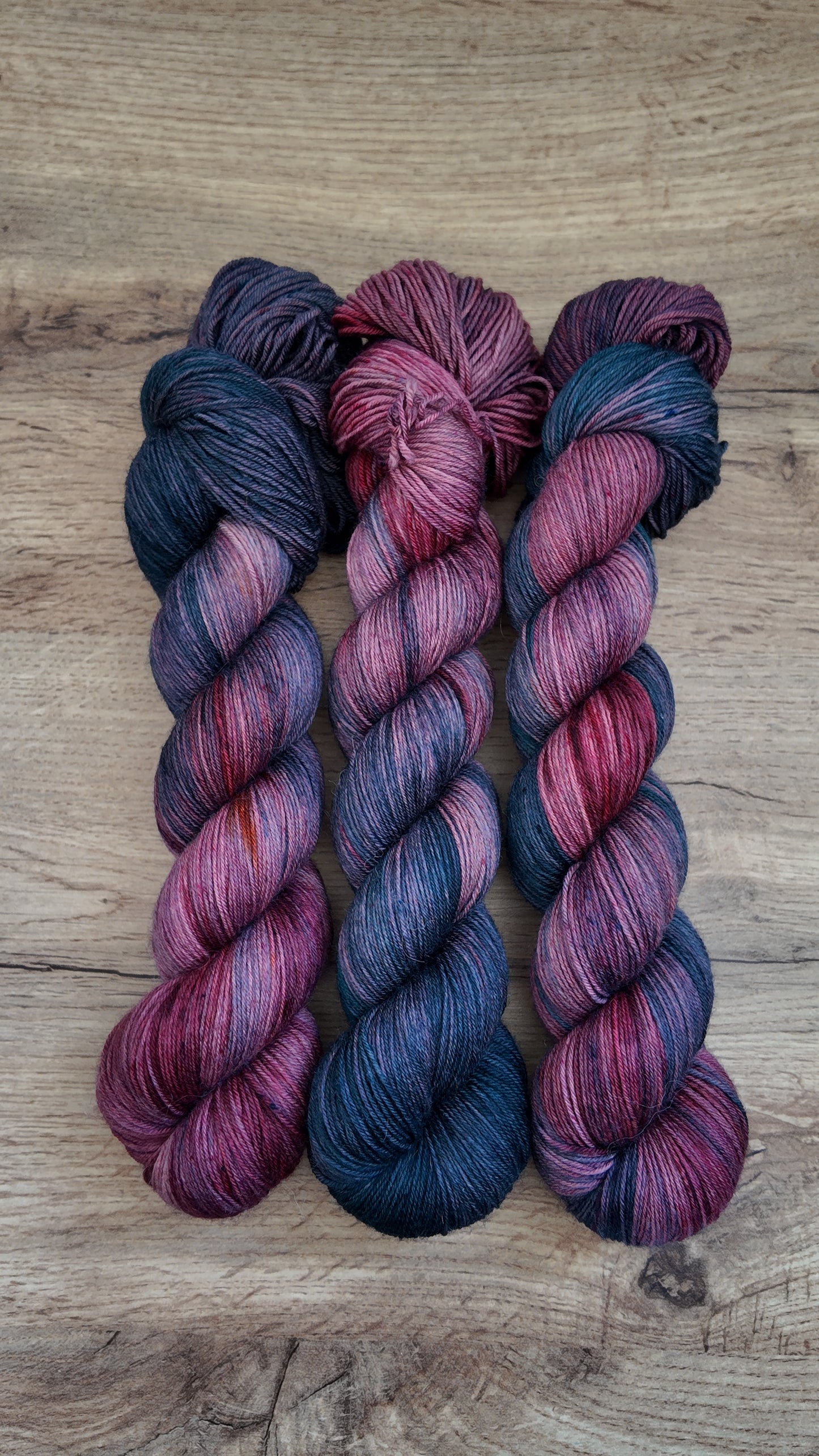 Écheveaux de laine teints à la main • Mysterious