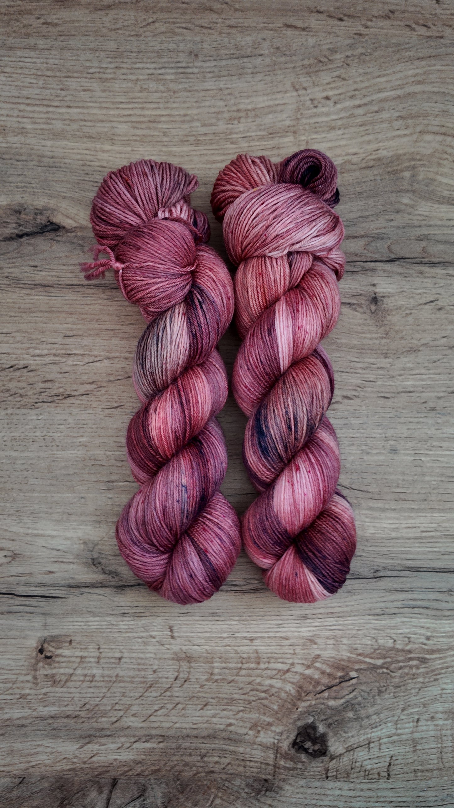 Écheveaux de laine teints à la main • Embrasser une sorcière