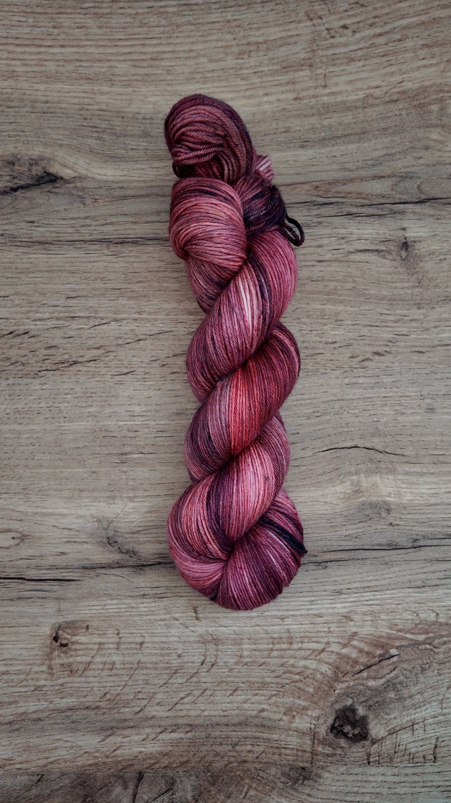 Écheveaux de laine teints à la main • Embrasser une sorcière