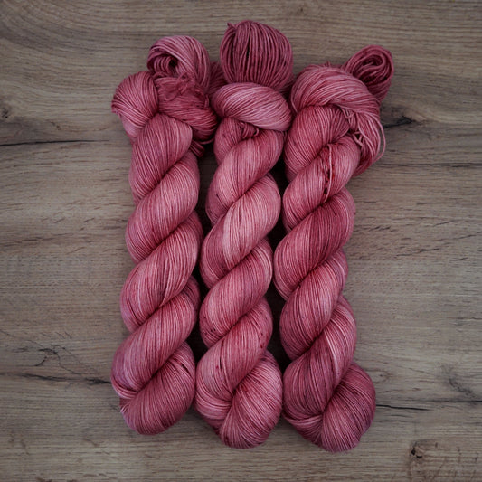 Echeveaux de laine teints à la main • Edition unique