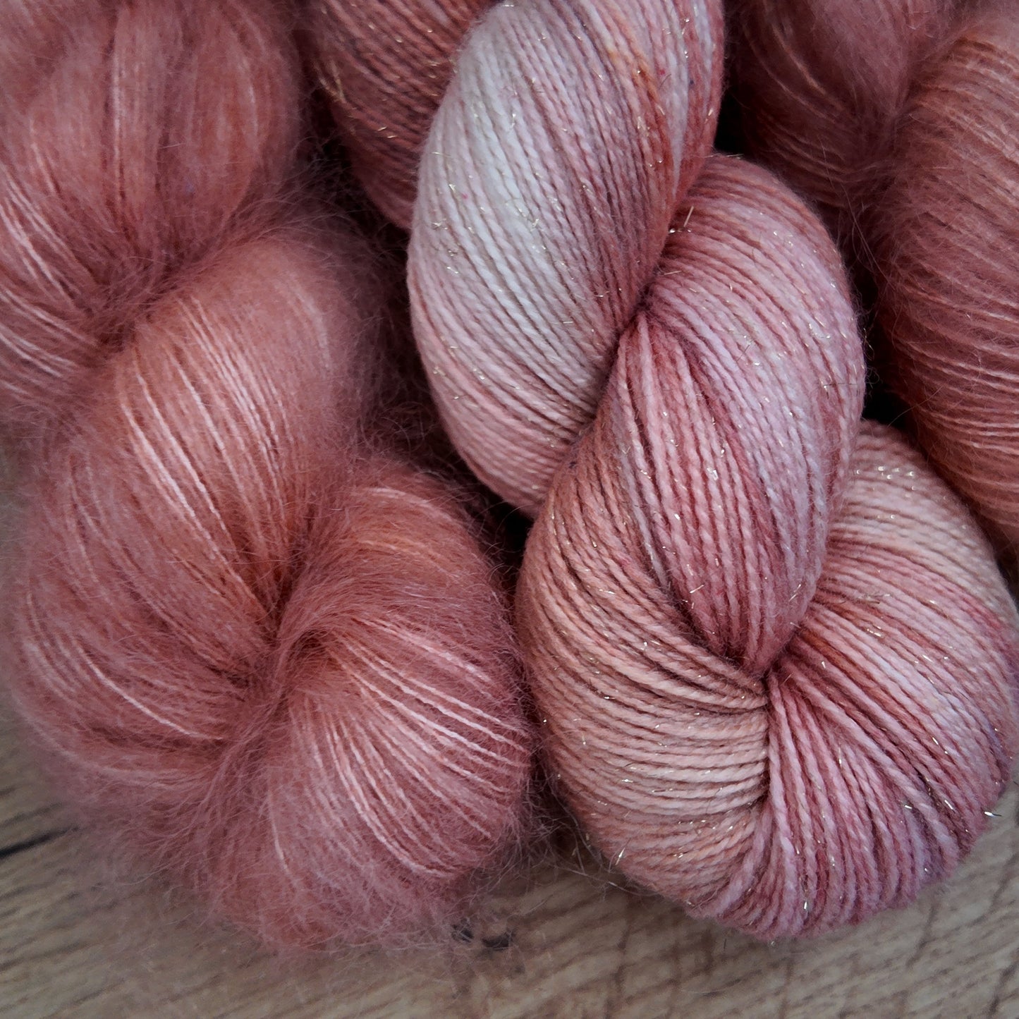 Echeveaux de laine teints à la main • Edition unique