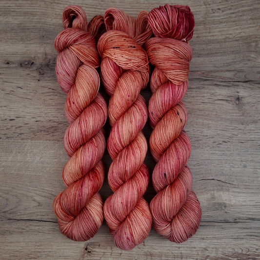 Echeveaux de laine teints à la main • Edition unique