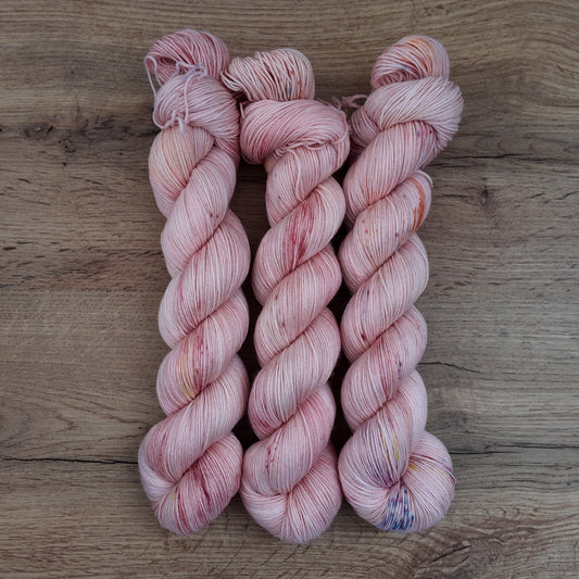 Echeveaux de laine teints à la main • Edition unique