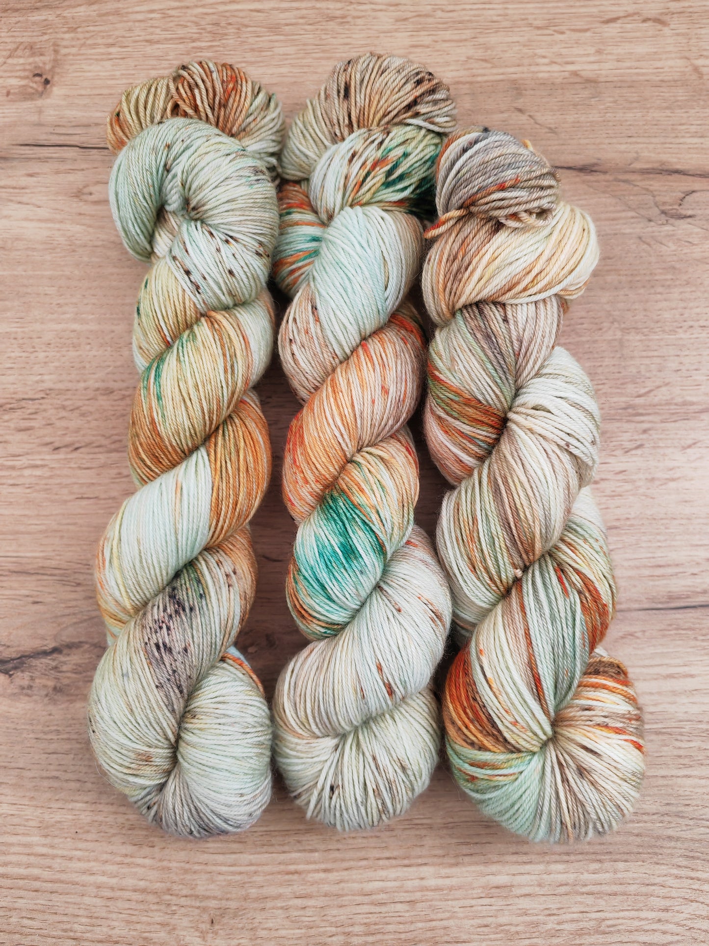 Écheveaux de laine teints à la main • Esprit de la Nature