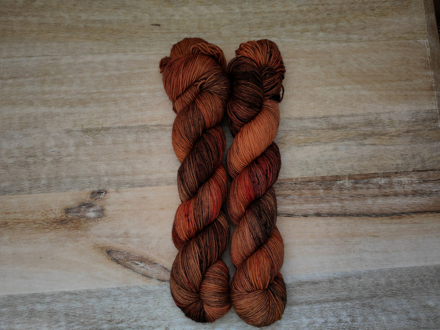 Écheveaux de laine teints à la main • Fire Whisky