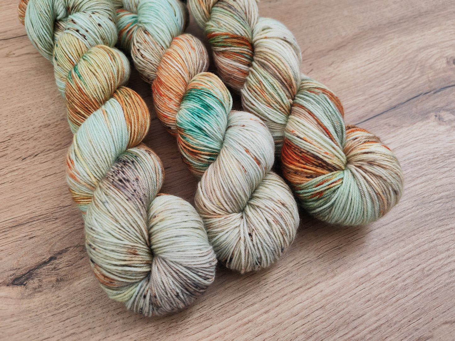 Écheveaux de laine teints à la main • Esprit de la Nature