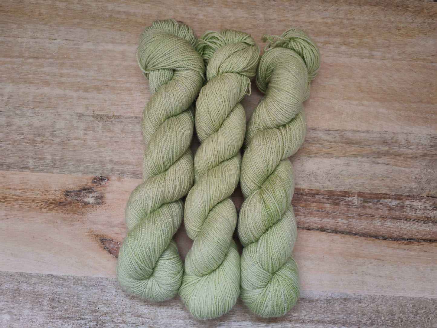 Écheveaux de laine teints à la main • Luciole