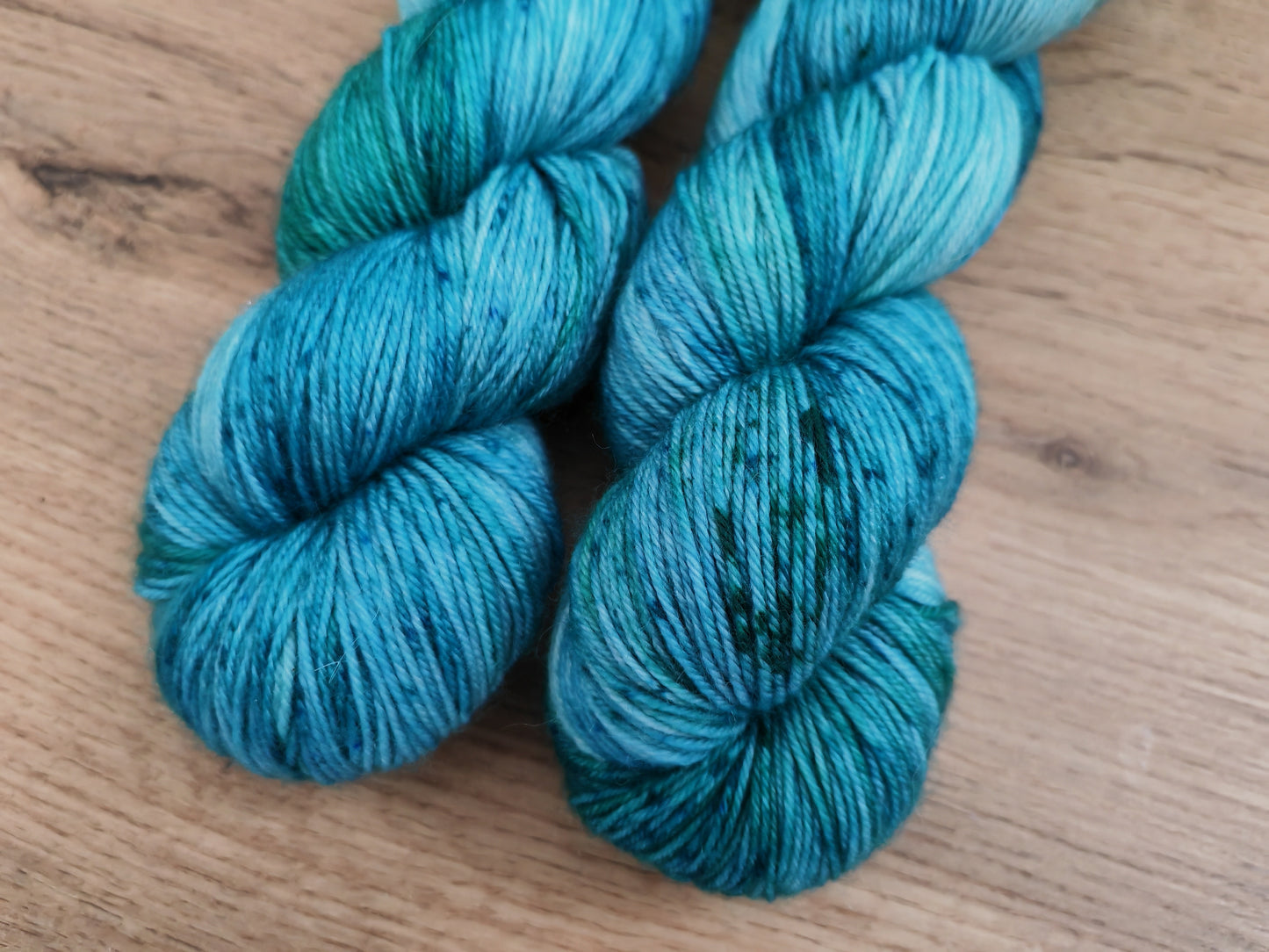 Écheveaux de laine teints à la main • Feufolet