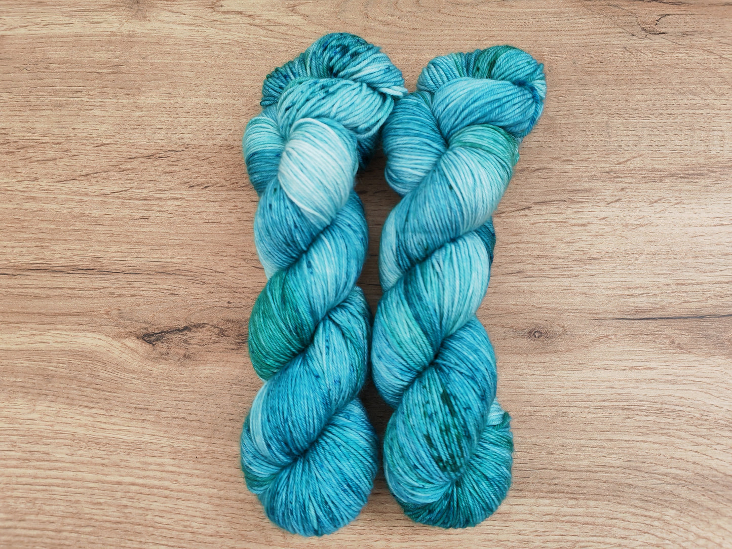 Écheveaux de laine teints à la main • Feufolet