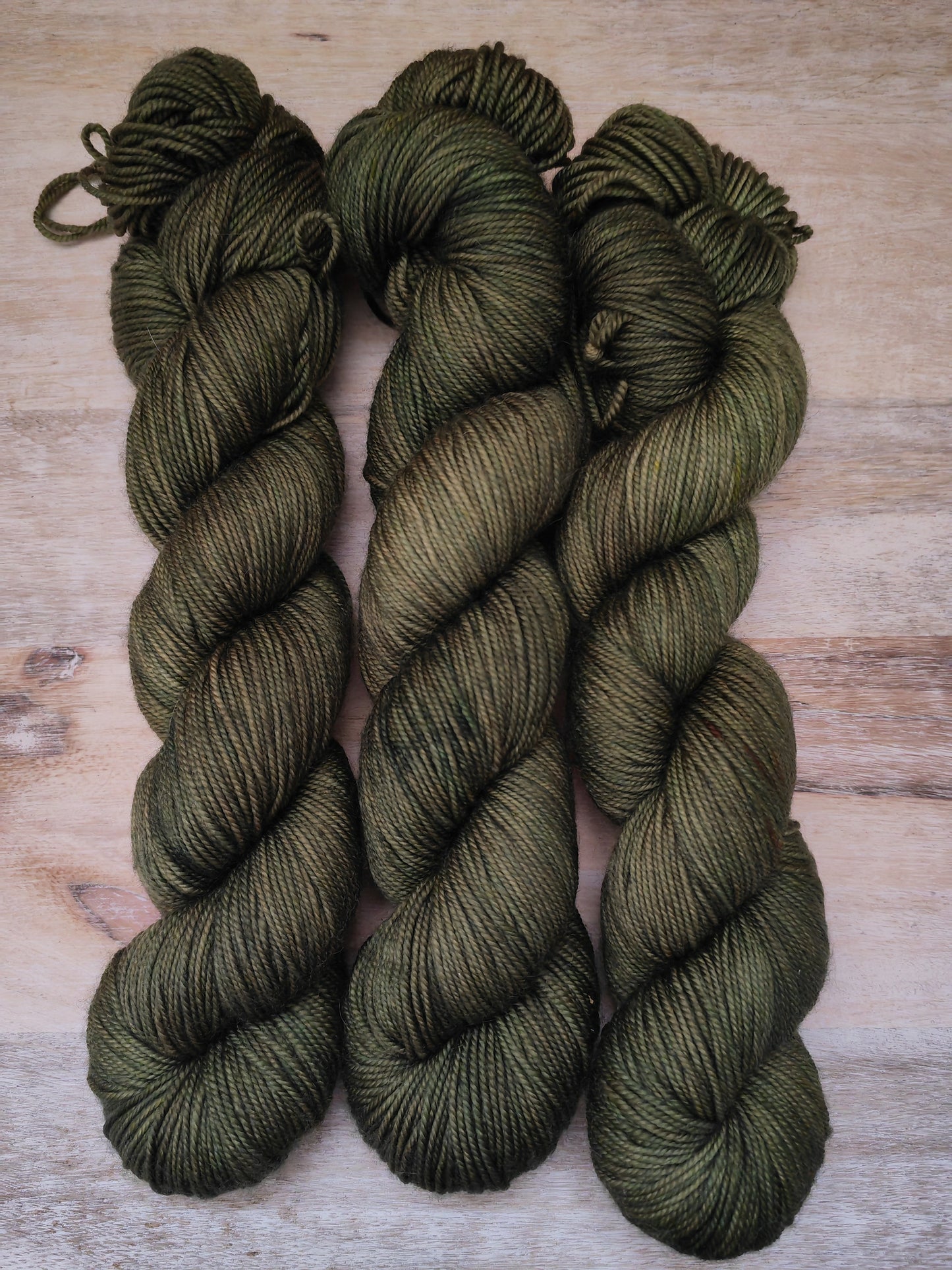 Écheveaux de laine teints à la main • Olive