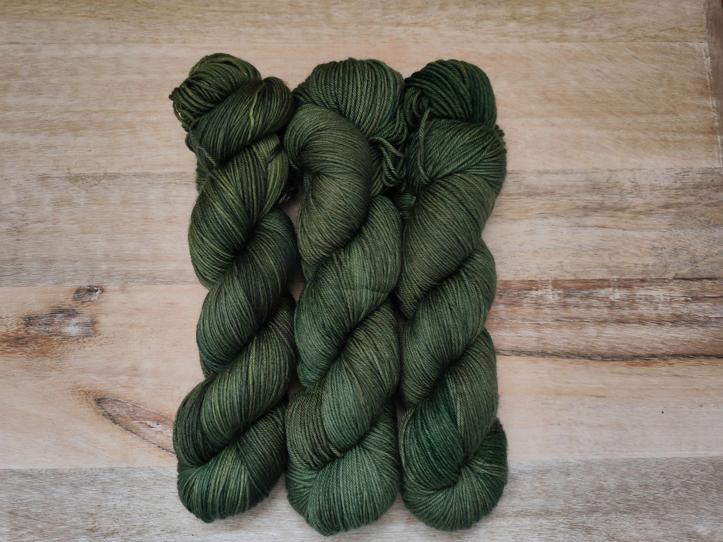 Écheveaux de laine teints à la main • Broceliande