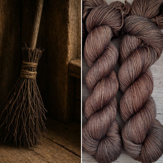 Écheveaux de laine teints à la main • Vol sur un balai