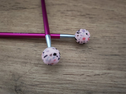 Embouts pour aiguilles • Boules tachetées roses