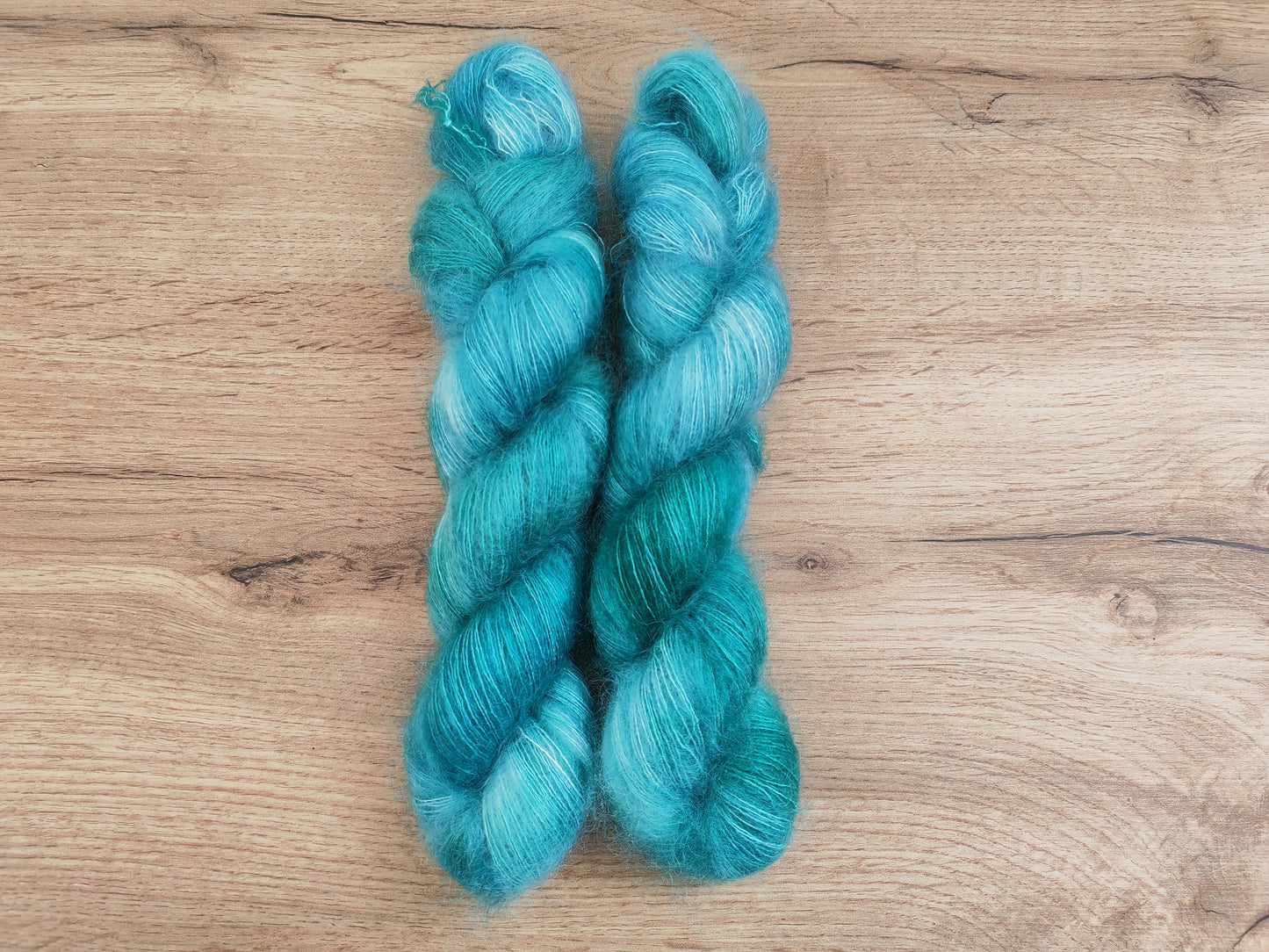 Écheveaux de laine teints à la main • Feufolet