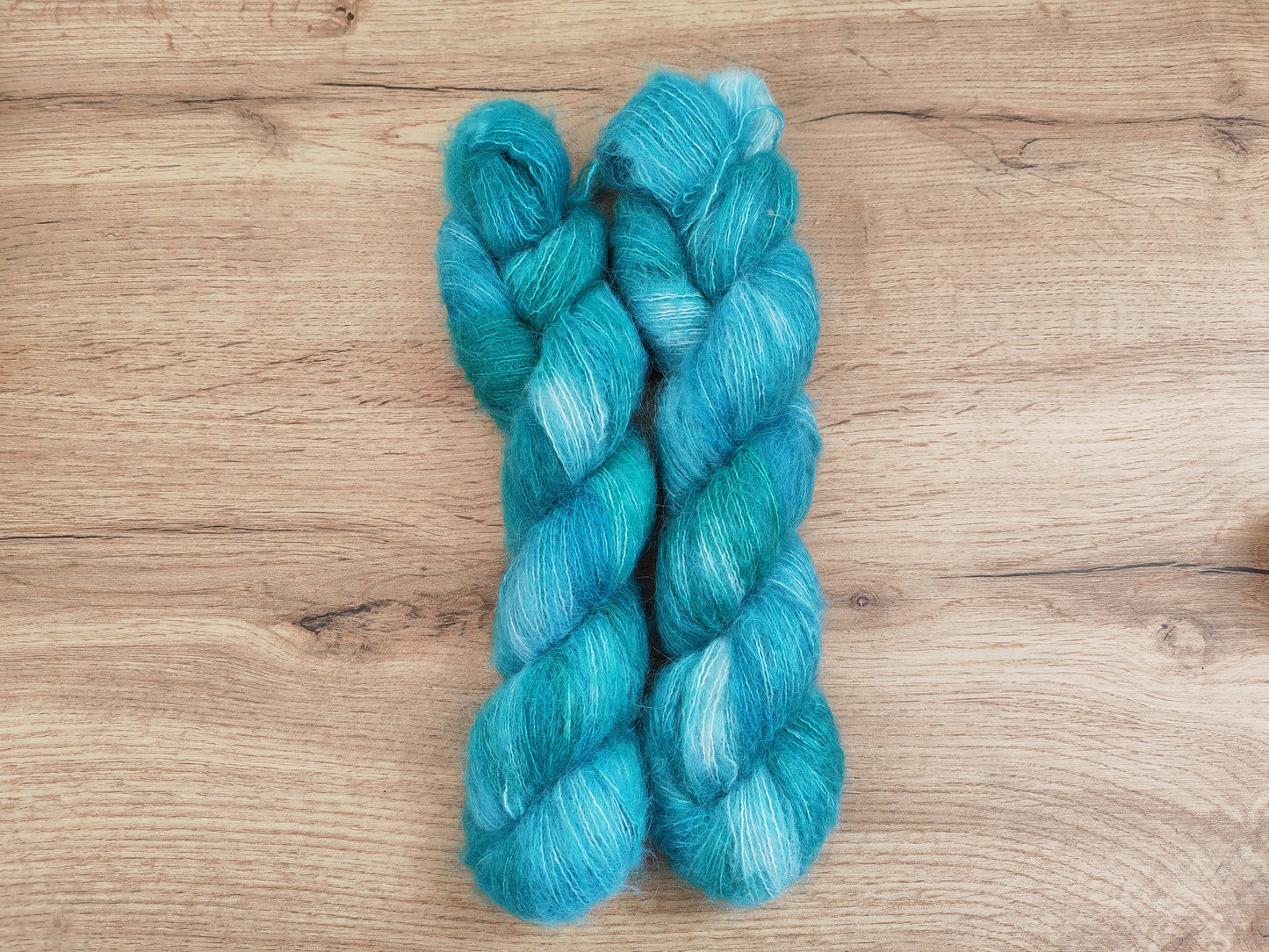 Écheveaux de laine teints à la main • Feufolet