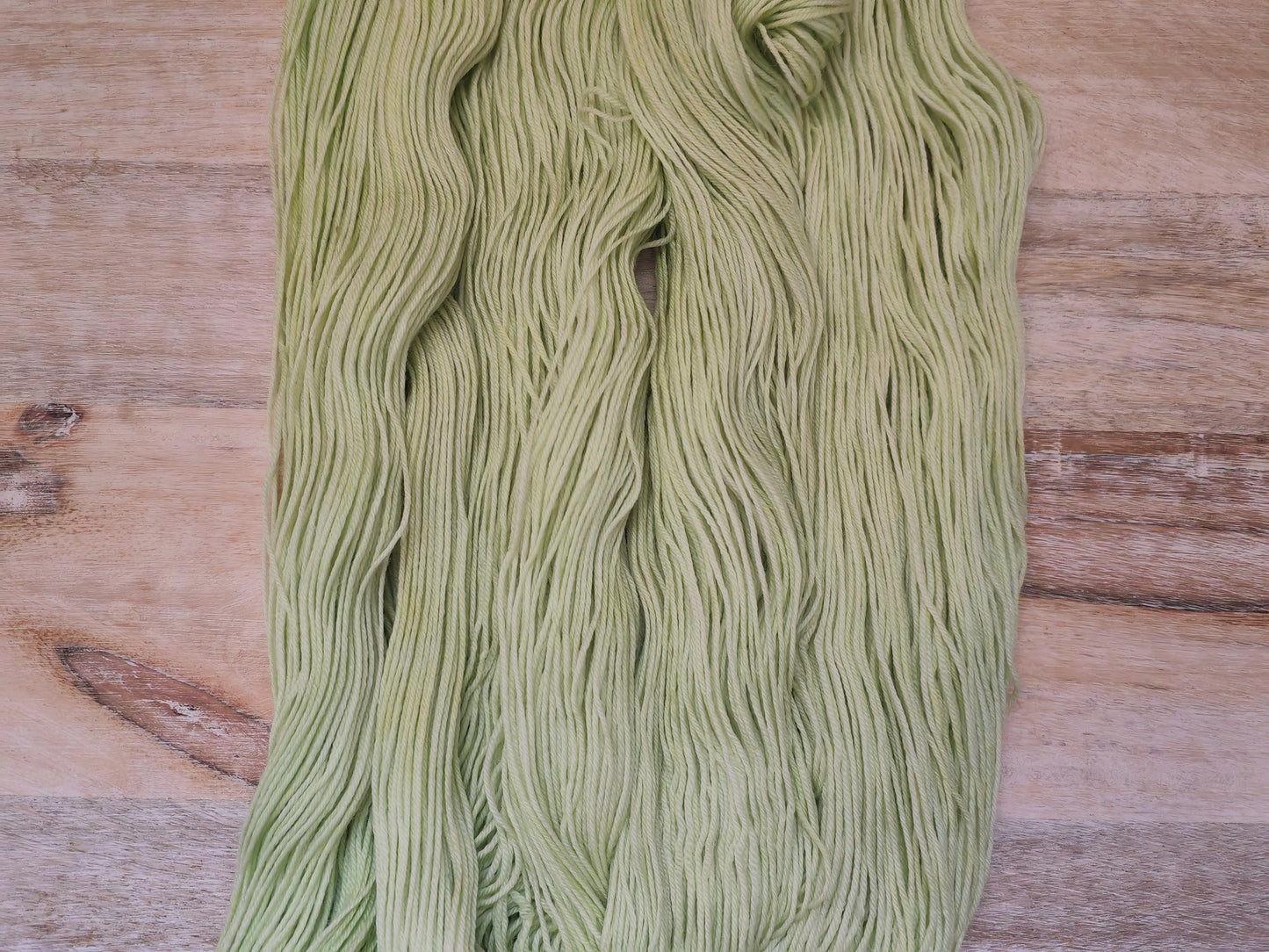 Écheveaux de laine teints à la main • Luciole