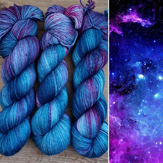 Écheveaux de laine teints à la main • Nebuleuse