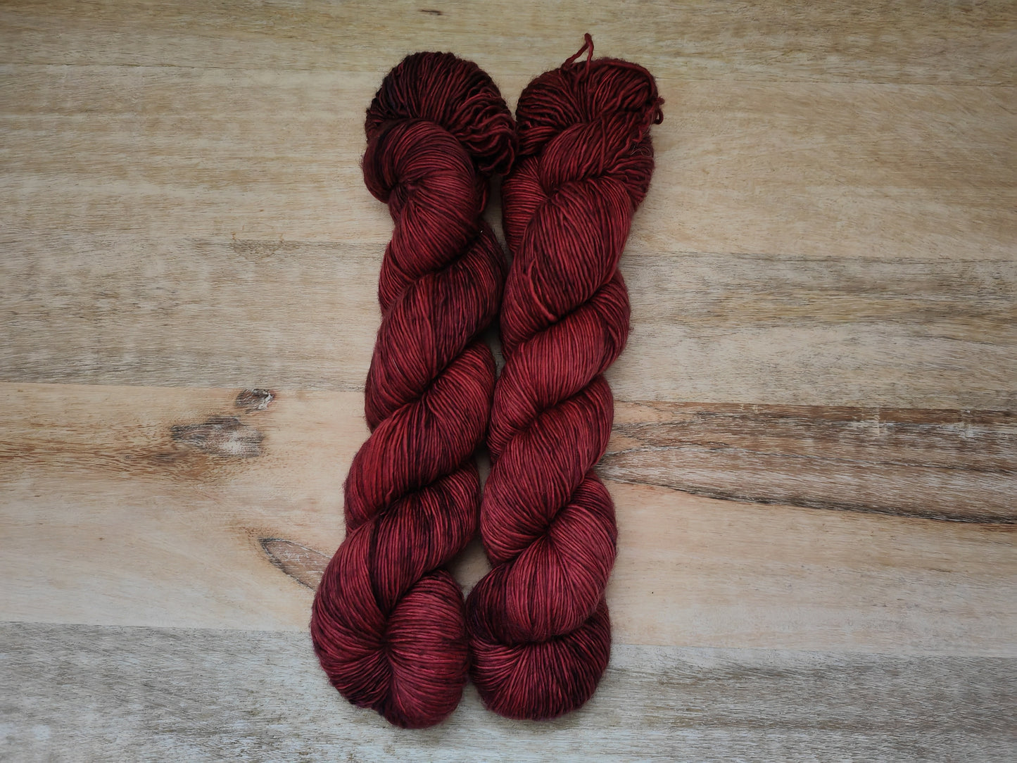 Écheveaux de laine teints à la main • Poison